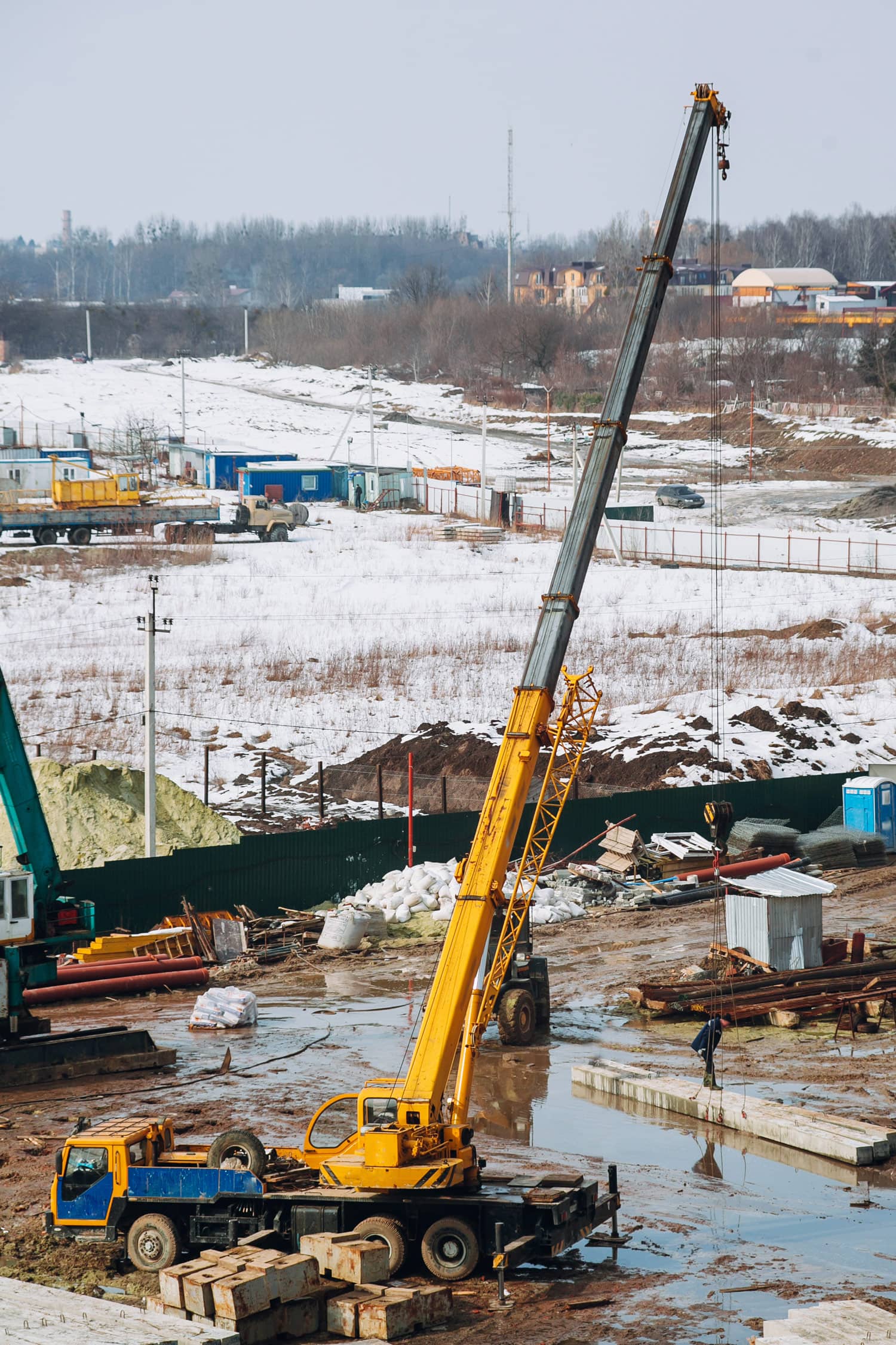 Single crane lifting in snow
