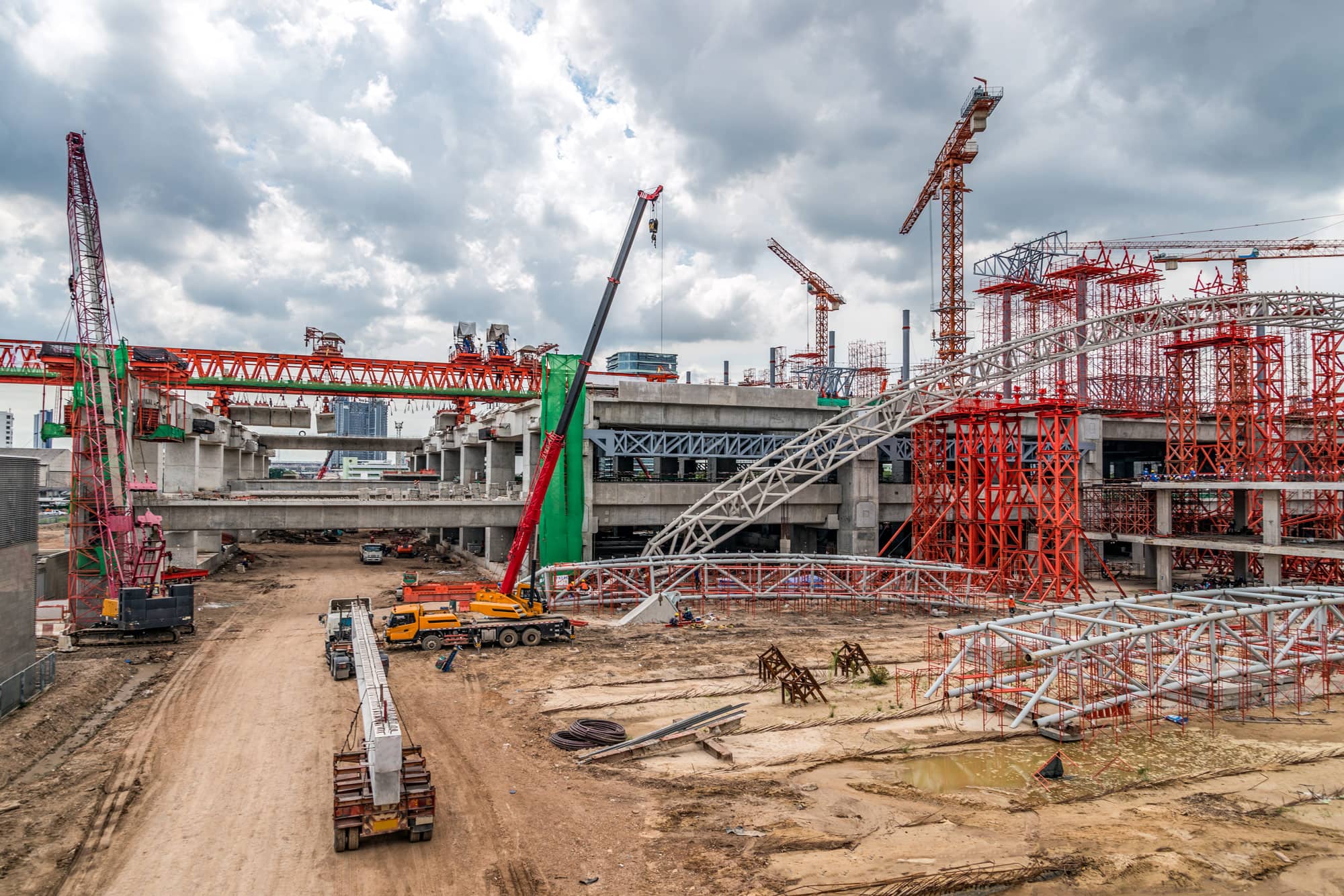 Construction jobsite with alot of cranes